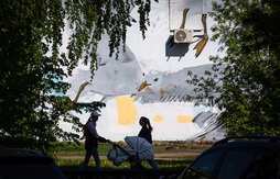 Medium 792976 reyd gibdd na ulitse dekabristov ekaterinburg progulka konditsioner zhenshtina s kolyaskoy prohozhie strit art mural 980x0 5141.3427.0.0