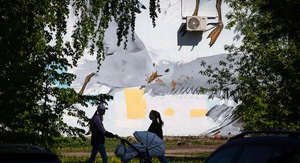Rect 792976 reyd gibdd na ulitse dekabristov ekaterinburg progulka konditsioner zhenshtina s kolyaskoy prohozhie strit art mural 980x0 5141.3427.0.0